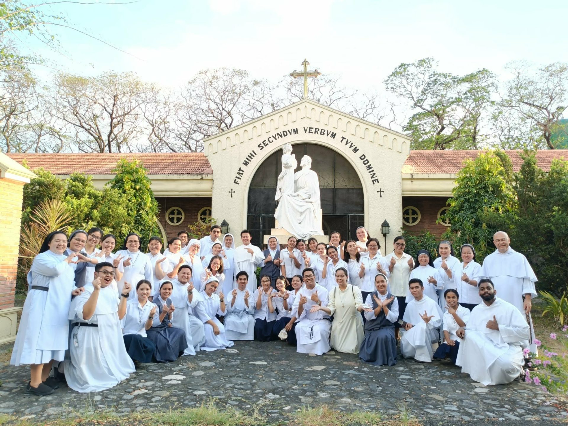 Studi Bersama para Novis Dominikan, baik suster maupun frater di Filipina. Dominican PH