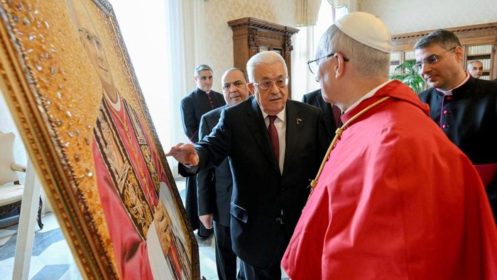 Paus Leo XIV berjumpa dengan Presiden Palestina, Mahmoud Abbas di Vatikan. Vatican News