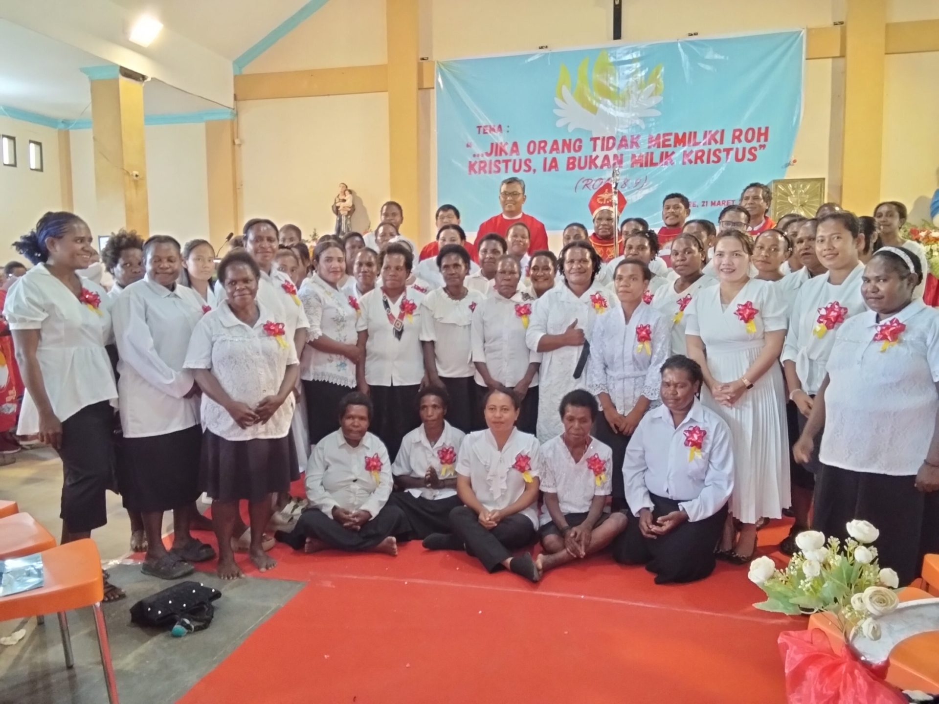 Uskup Timika, Mgr. Bernardus Wos Baru OSA dan umat yang menerima Sakramen Krisma di Paroki St. Antonius Padua, Bumi Wonorejo. IST