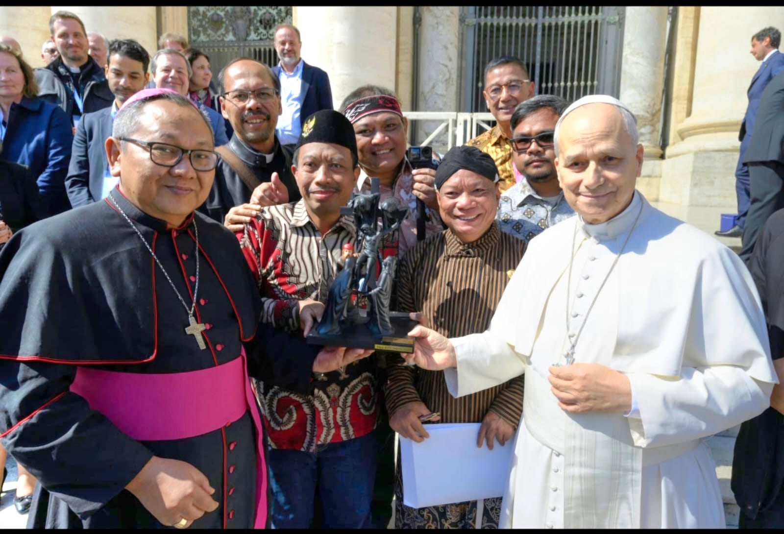 Paus Leo XIV menerima patung Yusuf Arimatea dalam audiensi di Lapangan St Petrus, Vatikan, Rabu 25 Maret 2026. IST