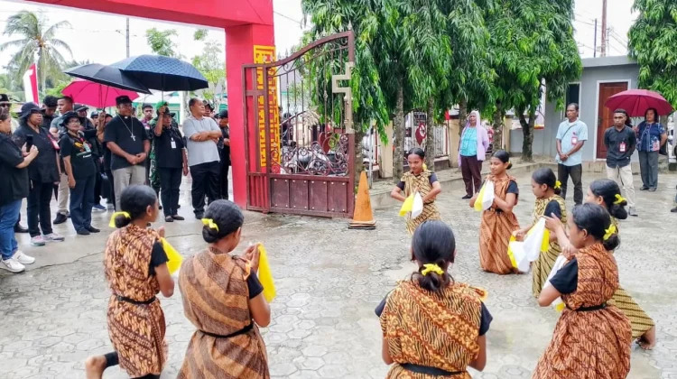 Uskup Amboina, Mgr. Seno Ngutra saat tiba di Dobo, Jumat 20 Maret 2026. IST