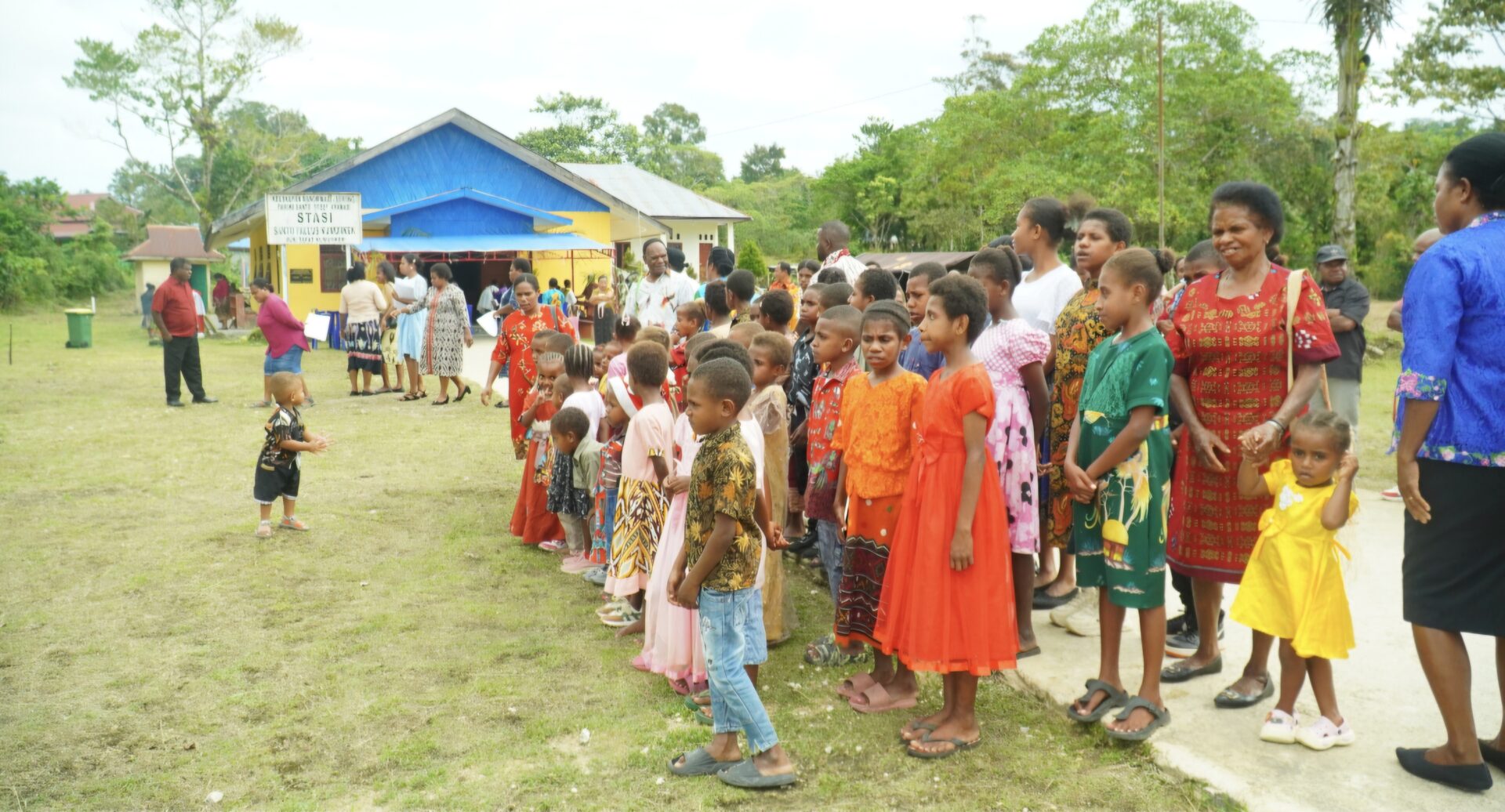 Minggu Palma dimulai di halaman gereja Stasi St. Paulus Kumurkek yang terletak di Ibu Kota Kabupaten Maybrat