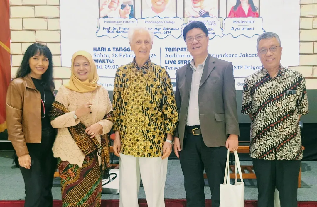 Ayu Utamu, Siti Musdah Mulia, Romo Frans Magnis Suseno SJ, Prof. Dr. Fransisco Budi Hardiman, dan Prof. Dr. Adrianus Sunarko OFM saat menjadi pembicara dalam Seminari Dies Natalis STF Driyarkara ke-57. Musdahmuliaofficial