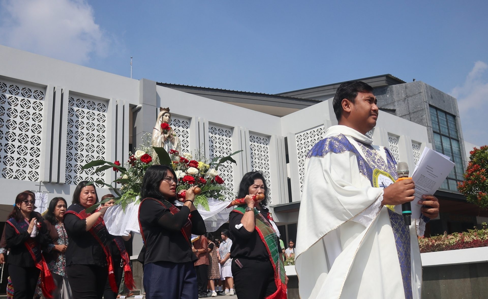 Prosesi perarakan dengan membawa tandu patung Bunda Maria di Gereja Ibu Teresa, Paroki Cikarang, pada Sabtu, 14 Maret 2026. Foto: Lourentius EP
