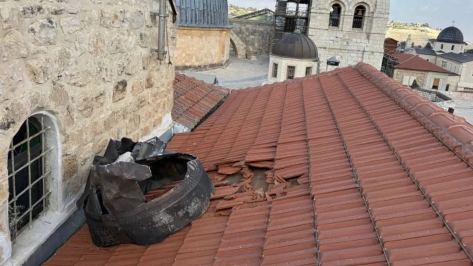 Pecahan rudal Iran di atap gedung yang berdekatan dengan Gereja Makam Suci di Yerusalem pada 16 Maret 2026. Dok. Kementerian Luar Negeri Israel