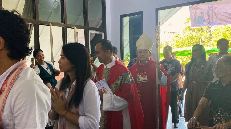 Uskup Sanggau, Monsinyur Valentinus Saeng saat memimpin Misa Minggu Kedua Prapaskah yang dirangkaikan dengan Sakramen Krisma di Gereja Katolik Paroki Gembala Yang Baik, Kuala Dua, Kecamatan Kembayan, Kabupaten Sanggau, Minggu 1 Maret 2026.