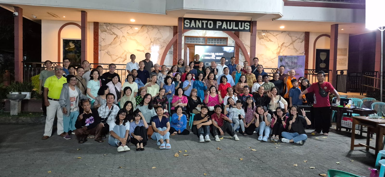 Umat bersama usai mengikuti Rekoleksi APP (Aksi Puasa Pembangunan), di halaman Gereja Katolik Paroki Santo Paulus Kraksaan, Probolinggo, Jawa Timur, pada Selasa malam, 17 Maret 2026.