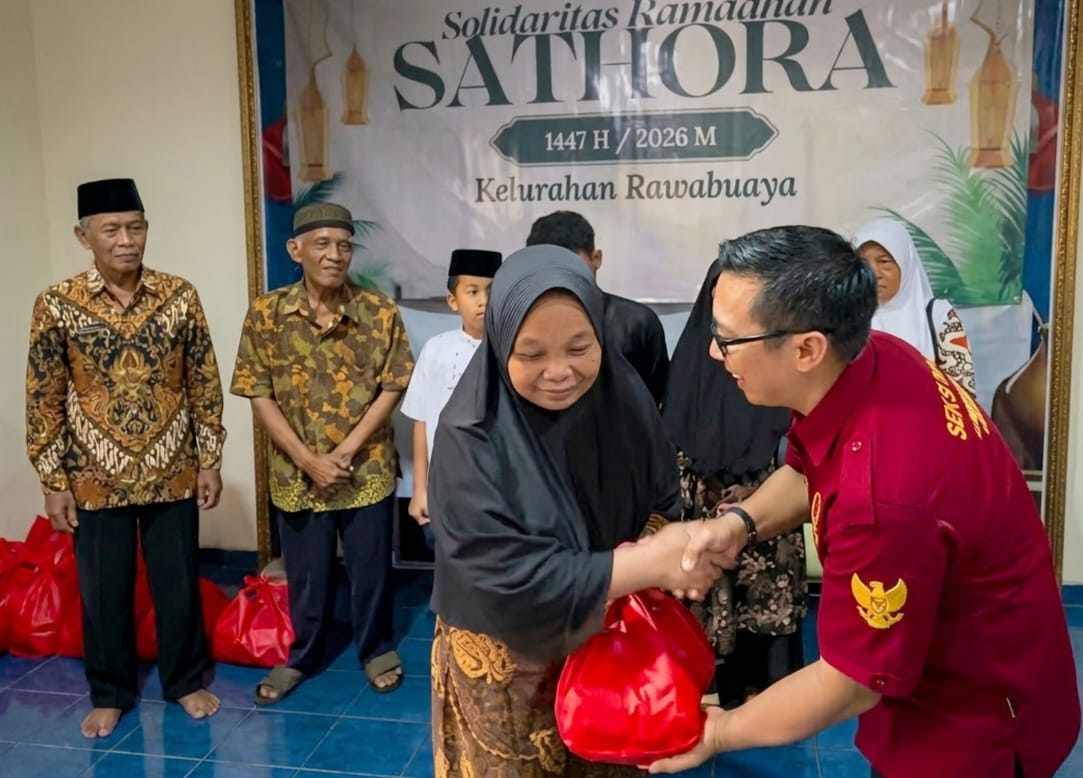 Pastor Kepala Sathora, Romo Antonius Suhardi Antara, Pr (Romo Aan), memberikan santunan kepada anak yatim dan dhuafa saat acara buka puasa bersama di RW 02 Kembangan Selatan, Jakarta Barat. Dok. HAAK Sathora