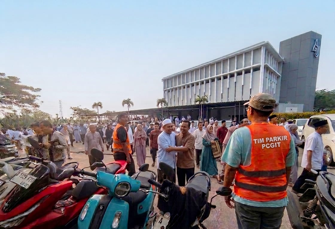 Petugas keamanan parkir dari Paroki Cikarang Gereja Ibu Teresa (PCGIT) membantu kelancaran pelaksanaan salat Idulfitri di Masjid Lippo Cikarang 2 sebagai wujud toleransi antarumat beragama. Dok. Lourentius EP