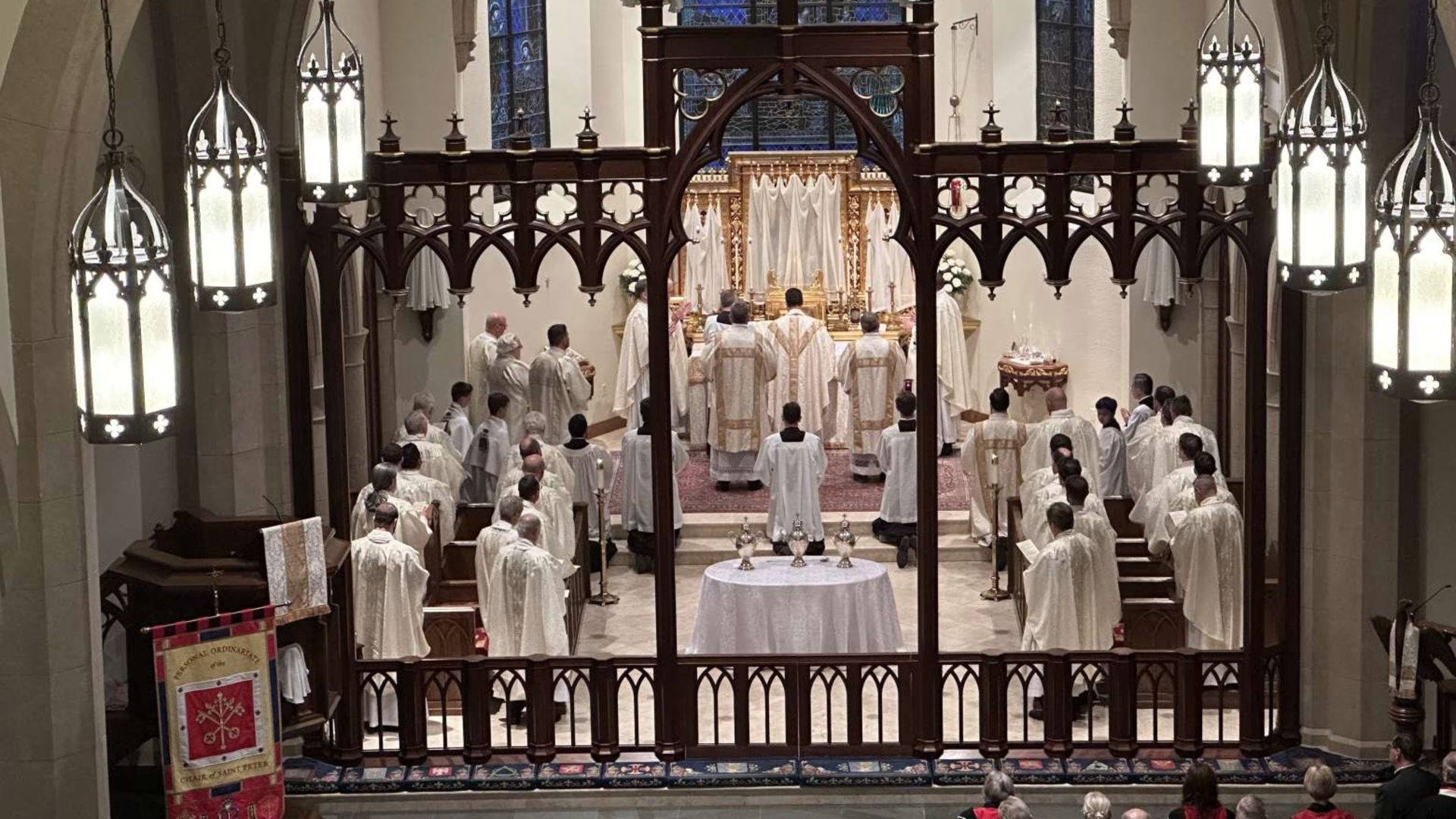Misa krisma dirayakan di Katedral Bunda Maria dari Walsingham, gereja utama Ordinariat Pribadi Takhta Santo Petrus, di Houston. EWTN
