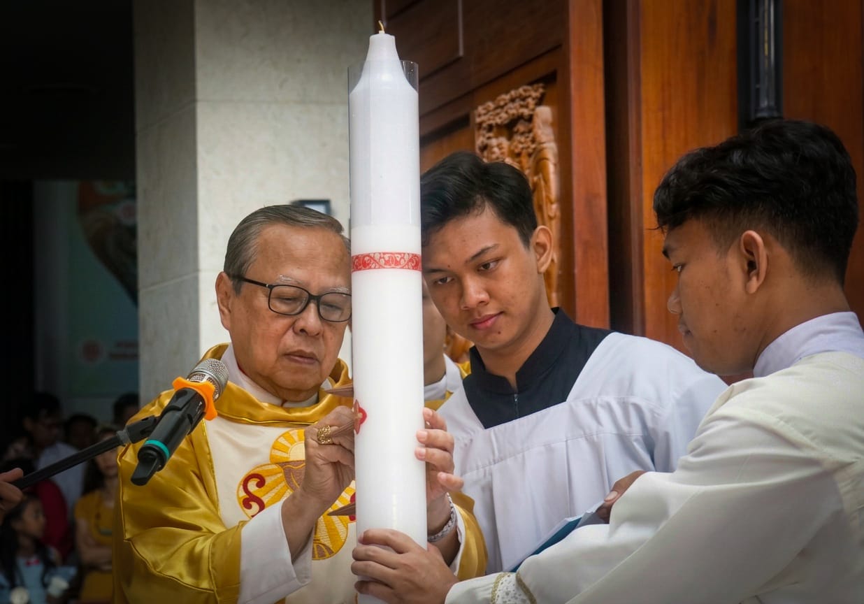 Uskup Agung Jakarta, Kardinal Ignatius Suharyo memimpin Misa Vigili Paskah di Gereja Bunda Teresa Cikarang. Laurentius EP