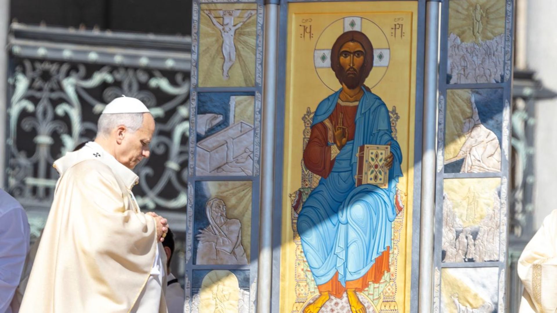 Paus Leo XIV memimpin Misa Paskah pagi di Basilika St. Petrus. EWTN