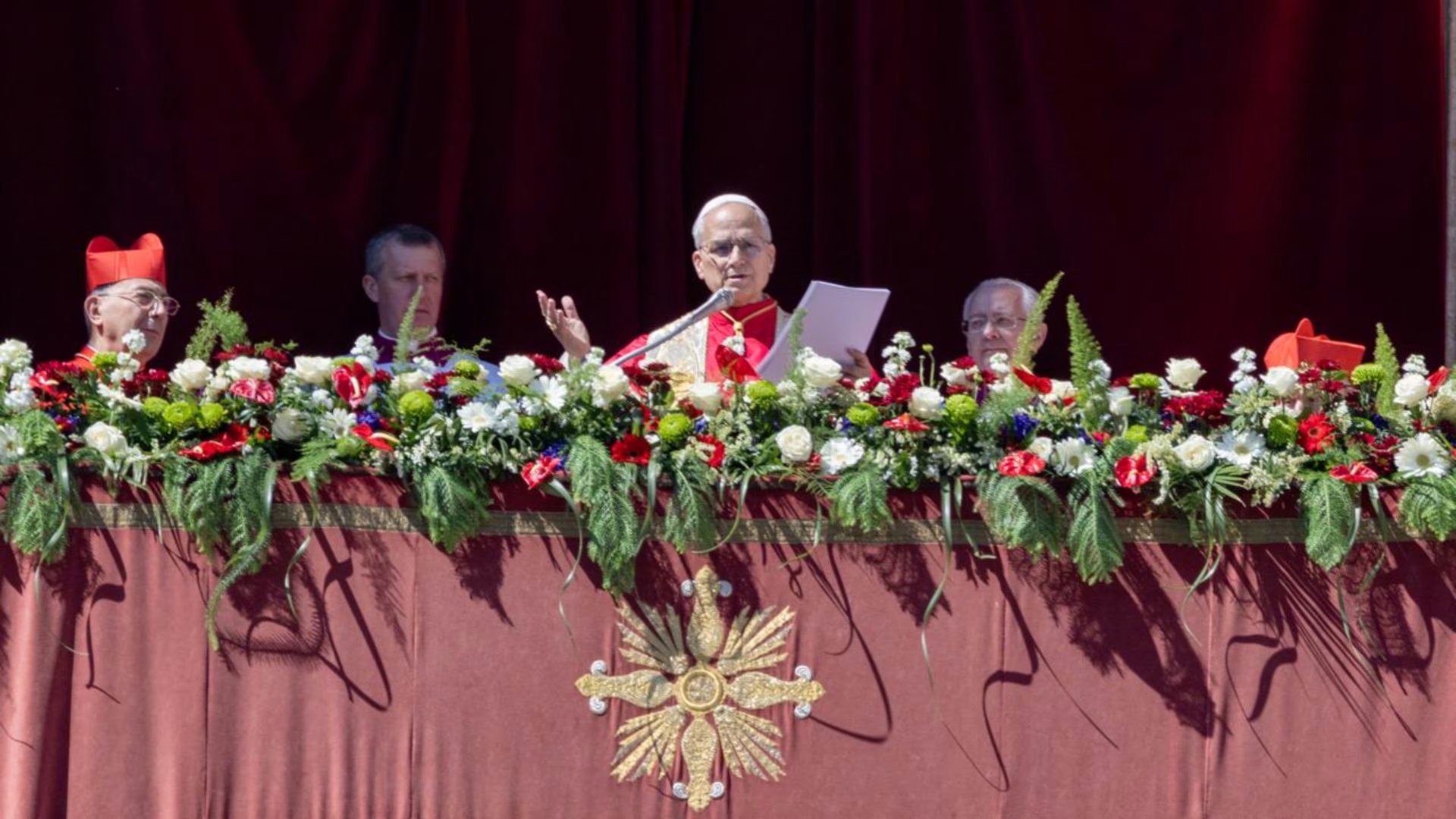 Paus Leo XIV menyampaikan Urbi et Orbi Paskah dari balko Basilika St. Petrus. EWTN