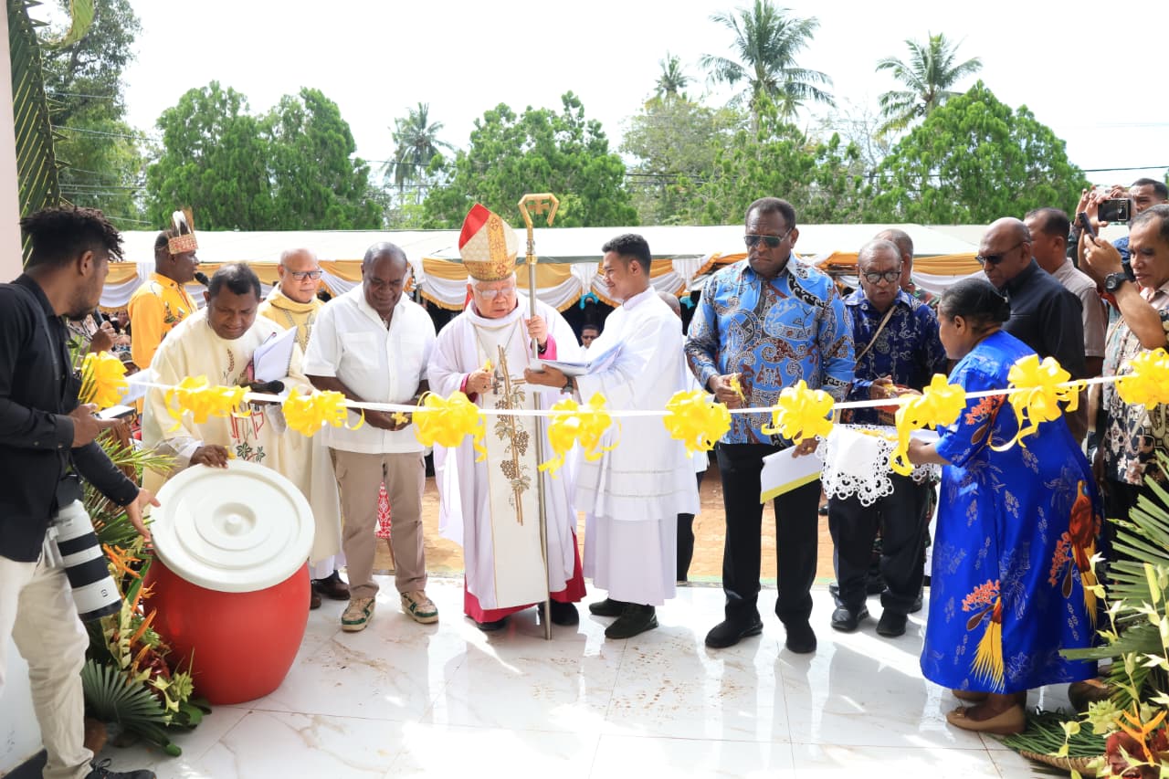 Pengguntingan Pita di pintu masuk Gereja Sta. Maria Fatima Kelapa Lima, Merauke. Foto Humas Pemda PPS