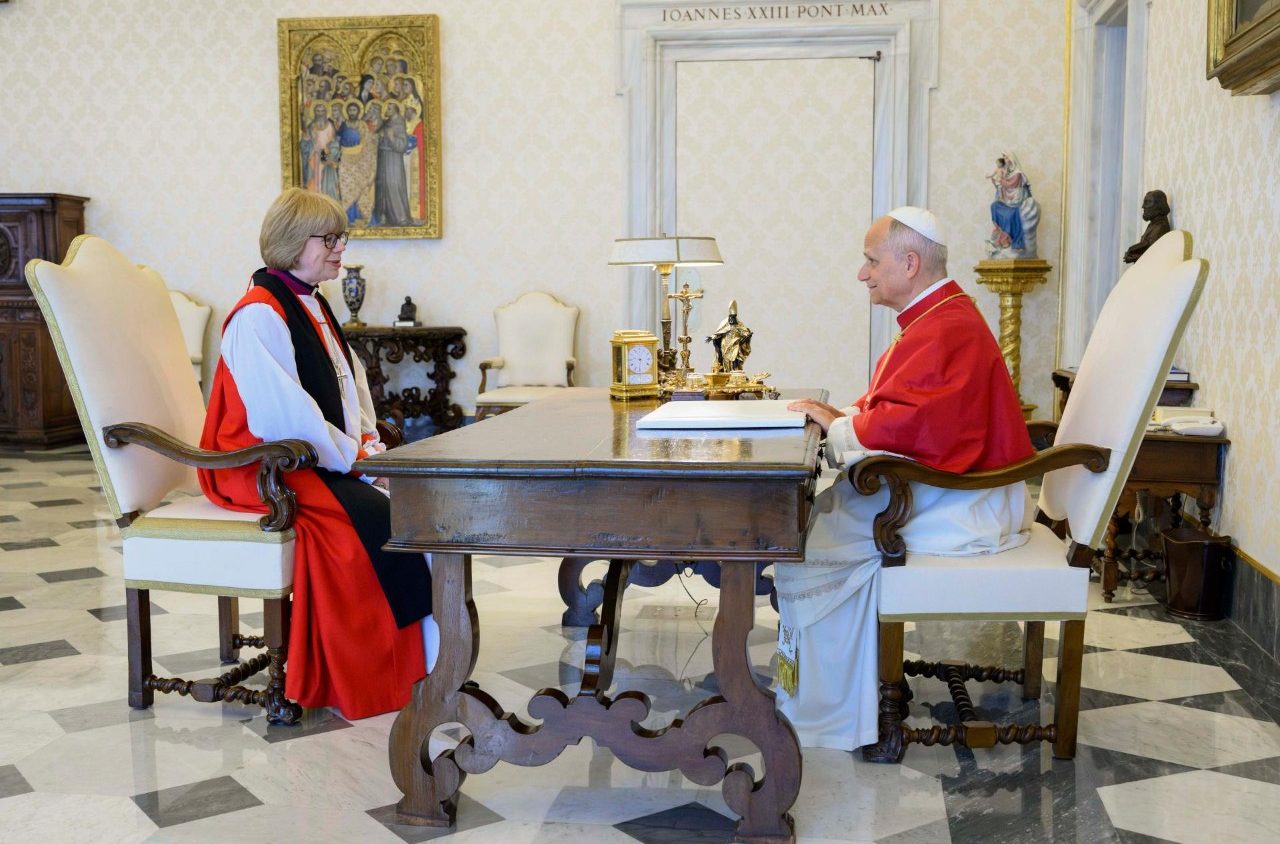 Paus Leo XIV dan Uskup Agung Canterbury Sarah Mullally berdoa Liturgi Jam-Jam Ibadah bersama di Kapel Urban VIII Istana Apostolik pada 27 April 2026. Vatican Media. Vatican News