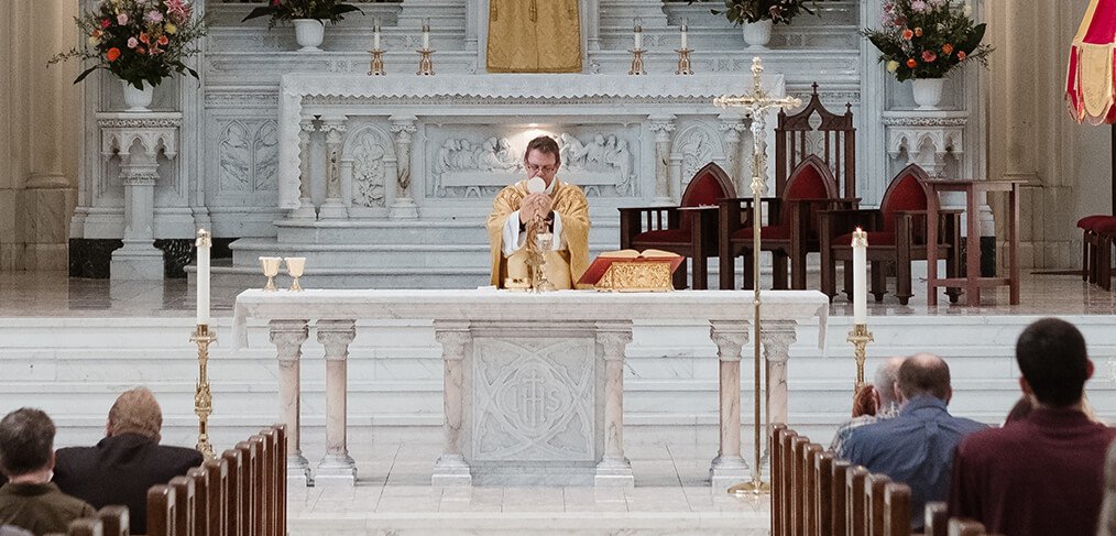 Misa harian di sebuah gereja. stjosemaria.org