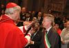 Darah Santo Januarius Mencair Kembali Pada Peringatan Penyatuan Kembali Relikuinya Uskup Agung Napoli, Kardinal Domenico Battaglia, atau yang akrab disapa Don Mimmo, mengangkat tinggi sebuah ampul kaca yang di dalamnya ada darah St. Yanuarius yang kembali mencair pada peringatan penyatuan kembali relikuinya di Katedral Napoli, 3 Mei 2026. napoli.repubblica.it