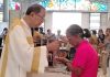Pengacara Berusia 70 Tahun Resmi Ditahbiskan Menjadi Imam di Palawan 𝗕𝗶𝗲𝗻𝘃𝗲𝗻𝗶𝗱𝗼 𝗔. 𝗦𝗮𝗹𝗶𝗻𝗮𝘀, 𝗝𝗿. membagikan komuni sesaat setelah ditahbiskan menjadi imam. the Apostolic Vicariate of Taytay, Palawan