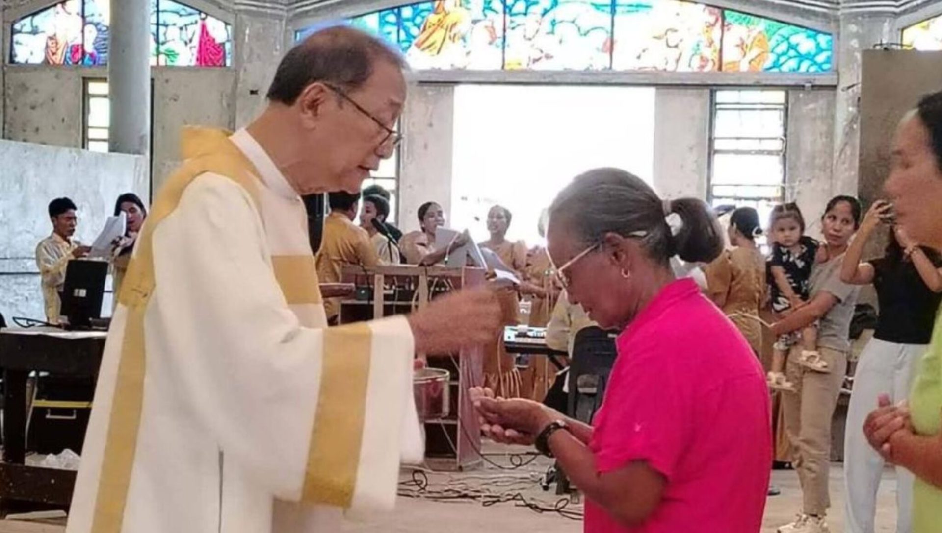 𝗕𝗶𝗲𝗻𝘃𝗲𝗻𝗶𝗱𝗼 𝗔. 𝗦𝗮𝗹𝗶𝗻𝗮𝘀, 𝗝𝗿. membagikan komuni sesaat setelah ditahbiskan menjadi imam. the Apostolic Vicariate of Taytay, Palawan