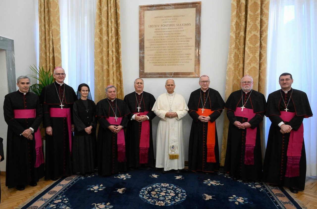 Paus Leo XIV saat mengunjungi Pontifical Ecclesiastical Academy di Roma. Vatican News